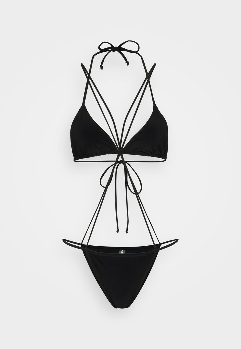 Bikini nero con coppe triangolari e sottili bretelle regolabili. Materiale morbido con copertura minima e legature sicure al collo e alla schiena.
