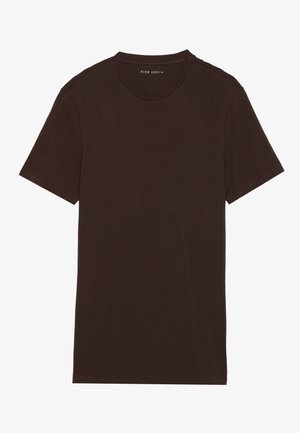T-shirt marrone a maniche corte realizzato in tessuto morbido, con scollatura rotonda e un design semplice senza fantasie o decorazioni.