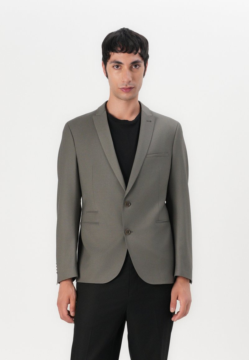 Blazer entallado de color verde oliva, hecho de una tela suave, con dos botones, un bolsillo en el pecho y dos bolsillos frontales con solapa.