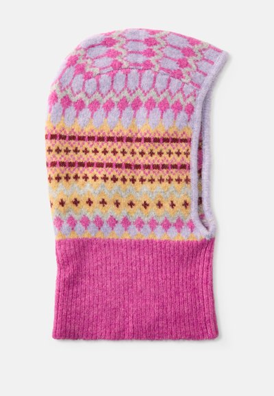 Pletená čiapka s farebnými geometrickými vzormi v ružovej, fialovej, žltej a sivej; rebrovaný ružový lem na spodnej strane; mäkká textúra.