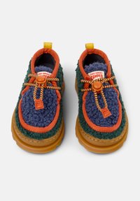 Grüne und marineblaue, flauschige Stoffschuhe mit orangefarbenen Akzenten, runder Zehenform, texturierten Sohlen und dekorativen Schnürsenkeln mit einem Zugverschluss.