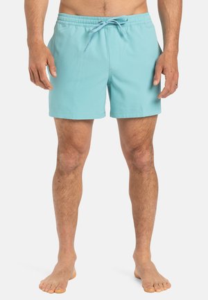 Bañador azul claro en una tela texturizada, con cintura elástica y cordón, bolsillos laterales y diseño de largo hasta el muslo.