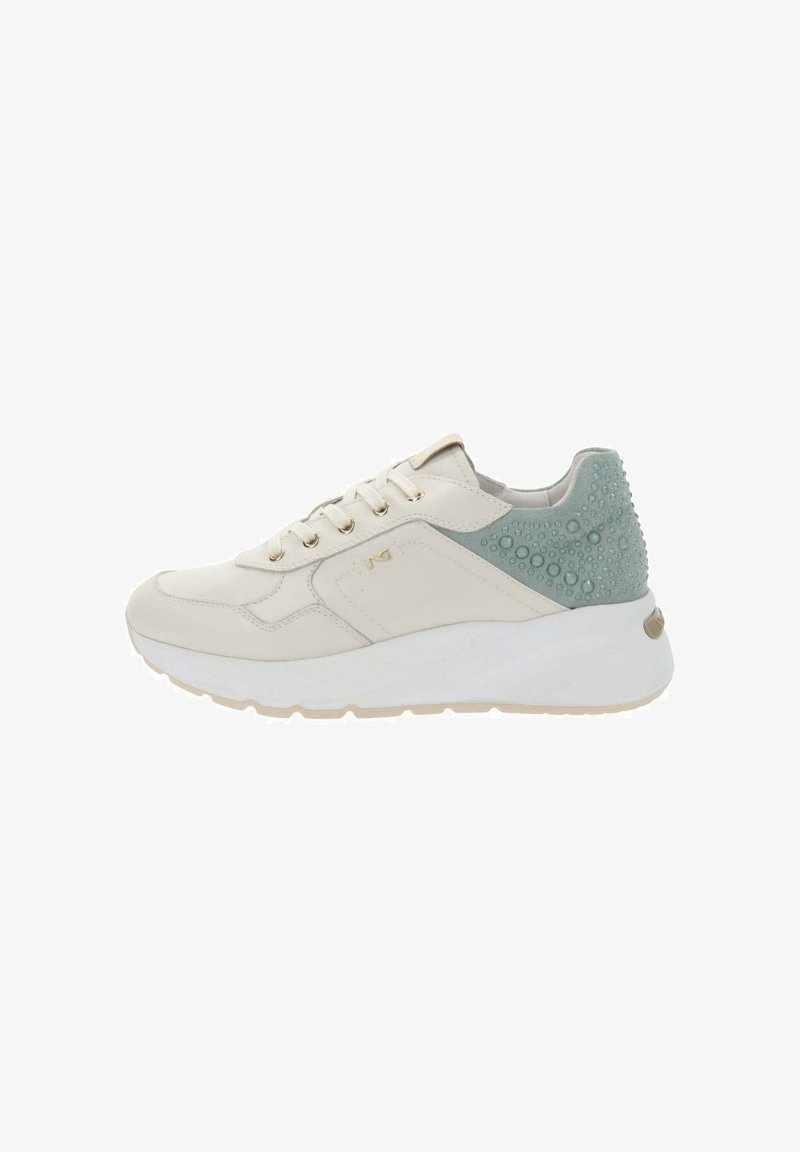 Baskets basses crème et vert clair avec fermeture à lacets et talon texturé, dotées d'une semelle blanche épaisse.