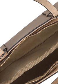 Borsa beige con esterno in pelle texturizzata, zip dorata e interno foderato con una tasca zippata e multiple scomparti.