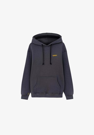 Ciemnoszara bluza z kapturem z kieszenią typu kangurka z przodu, czarnymi sznurkami oraz małym żółtym logo w kształcie zygzaka na piersi i mankiecie lewej rękawa.