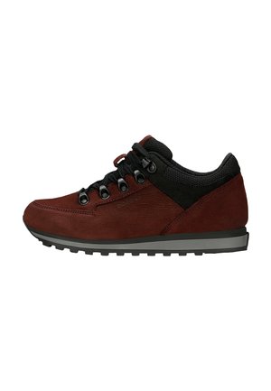 Dunkelroter und schwarzer Wanderschuh mit schwarzen Schnürsenkeln, Metallösen, gepolstertem Knöchelkragen und robuster Gummisohle.