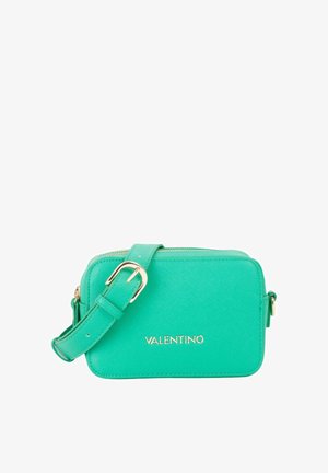 Sac bandoulière turquoise en matériau texturé avec une forme rectangulaire, des accents en métal doré et une sangle réglable.