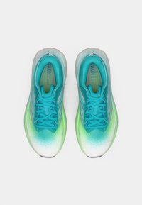 Τυρκουάζ αθλητικά παπούτσια με διαβαθμισμένο σχέδιο, συνθετικό υλικό, αντίθετα μπλε κορδόνια και υφή στην σόλα. Σχεδιασμένα για άνεση και απόδοση.