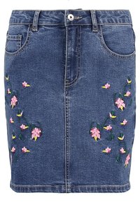 Jeanskjol i mörkblått med blommönster i rosa och gult. Har framfickor, knäppning med knappar och rak skärning.