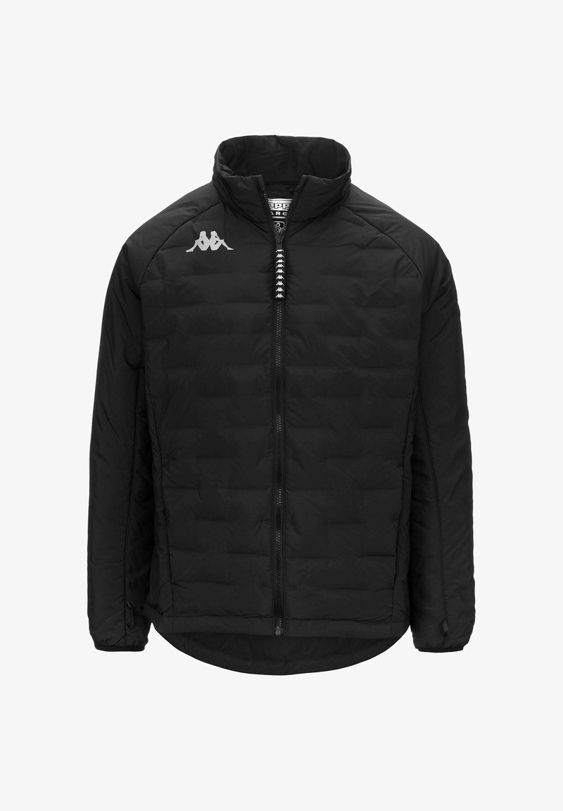 Giacca nera imbottita con colletto alto, zip frontale completa e logo Kappa sul petto. Superficie testurizzata con motivo trapuntato.