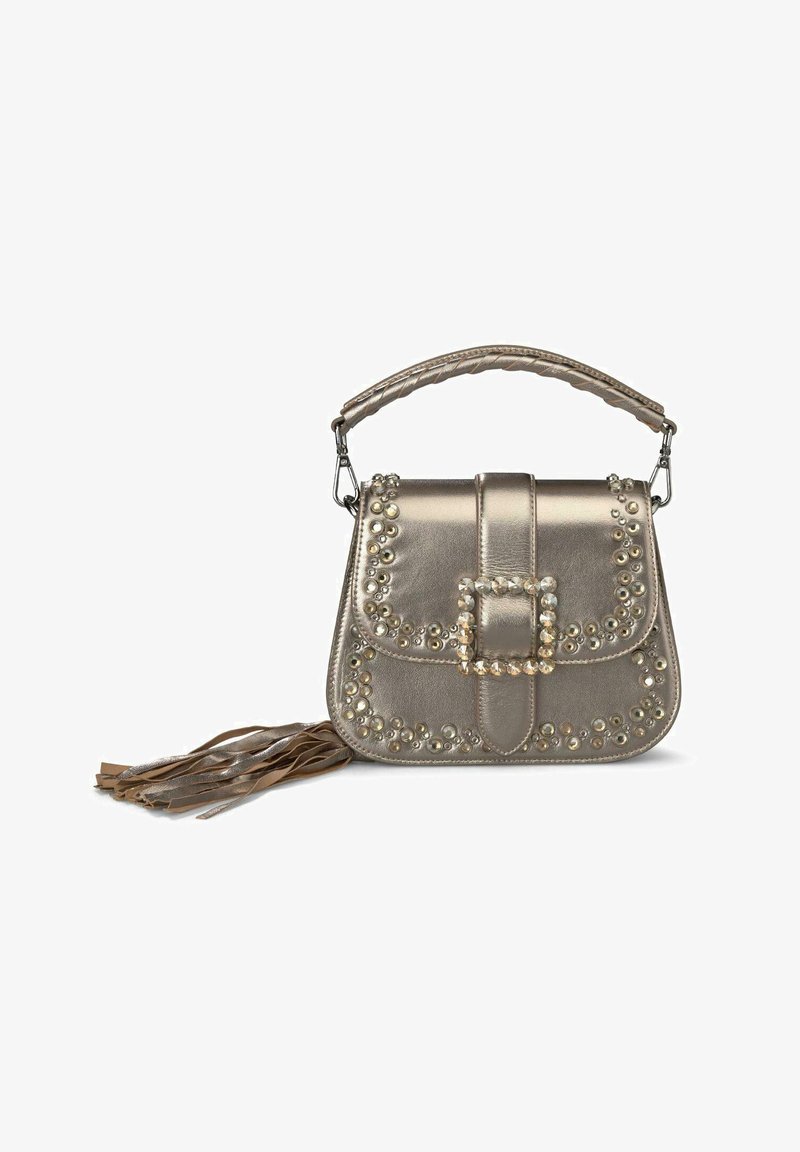 Metaliczna złota torebka z teksturowaną powierzchnią, ozdobiona dekoracyjnymi ćwiekami, dużą klamrą i plecionym uchwytem; zawiera także szczegół z frędzlami.