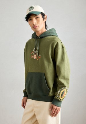 40TH ANNIVERSARY EMBROIDERED RELAXED FIT HOODIE - Kapuzenpullover - olivine