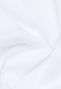 Tessuto bianco con una trama liscia e morbida, che presenta eleganti panneggi e minime pieghe. Colore uniforme senza motivi o accenti.