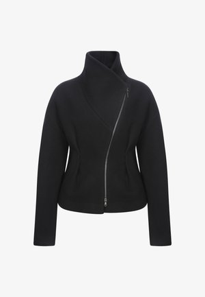 Zwarte, nauwsluitende jas met een hoge kraag, asymmetrische ritssluiting, lange mouwen en een gladde textuur. Strakke lijnen, geen zichtbare patronen.