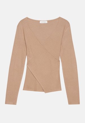 Beige ribbet langermet topp med dyp V-hals og kryssende frontdesign. Myk tekstur og tettsittende form fremhever stoffets elastisitet.