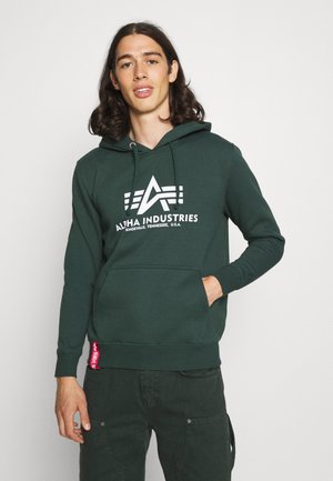 Donkergroene hoodie van een katoenmix, met voorzak, trekkoord in de capuchon en witte logo-opdruk. Gestructureerde stof met geribbelde boorden.