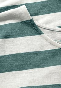 Tessuto a righe con linee alternate in te al e bianco, caratterizzato da una consistenza morbida e leggera e un design con scollatura rotonda.