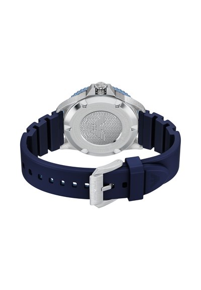 Blauw siliconen horlogebandje met een zilveren roestvrijstalen kast, gestructureerde achterkant van de kast en zilveren gespsluiting.
