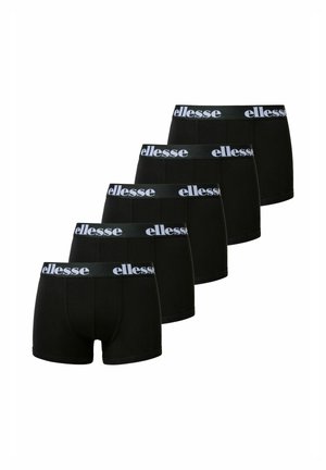 Päť čiernych pánskych boxeriek s elastickými pásmi s bielym logom „ellesse“, usporiadaných v posunutej rade na bielom pozadí.