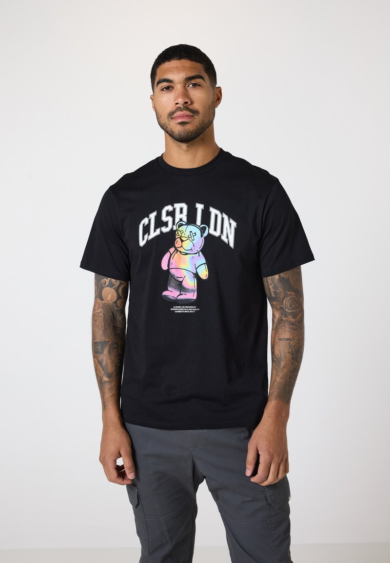 Sort bomulds t-shirt med et farverigt bjørnegrafik og "CLSR LDN" tekst ovenfor. Rund halsudskæring og korte ærmer. Casual pasform.