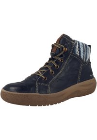 Bota de cuero marino con suela de goma marrón claro, costuras decorativas, ojales de metal y un cuello de tela estampada en tonos de azul.