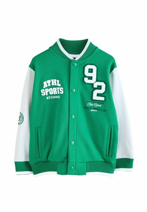 Veste universitaire verte avec manches blanches, dotée d'un tissu texturé, d'un bouton de fermeture, de détails en appliqué "ATHL SPORTS" et du numéro "92".