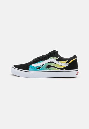 Zapatilla negra de corte bajo con suela y cordones blancos, con diseño de llamas de turquesa a amarillo a lo largo del lateral y una franja blanca.