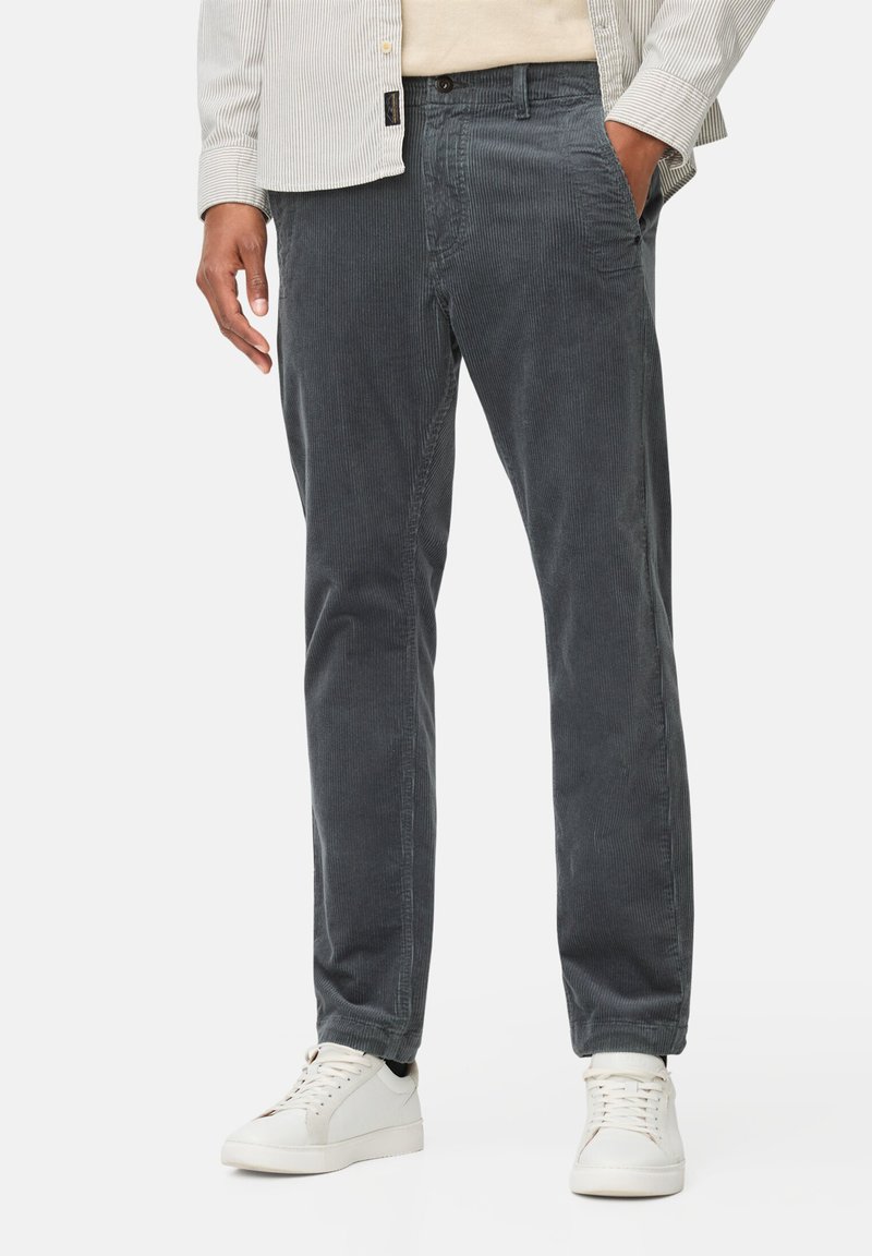 Grijze corduroy broek met een rechte fit, voorzien van een klassieke tailleband, zijzakken en een subtiele verticale ribbelstructuur.