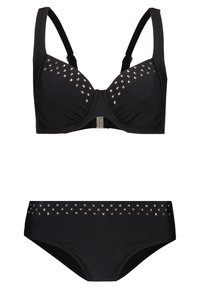 Schwarzes Bikini-Set bestehend aus einem leicht gepolsterten BH mit silbernen Nieten und passendem hochgeschnittenen Slip, beide aus glattem Material.