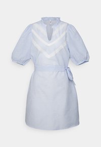 Vestido em xadrez azul claro com mangas bufantes, decote em V e detalhes em renda ao longo do peito. Inclui um cinto amarrado na cintura.