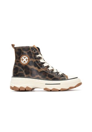 Zapatilla alta con estampado de leopardo marrón y negro, cordones blancos, suela blanca gruesa con dibujo marrón y parche redondo con logo en el lateral.