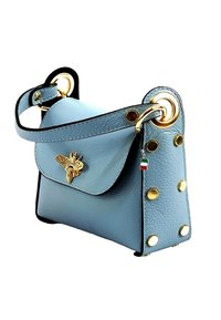 Blauwe leren handtas met gouden hardware, bijenembleem en gouden studs. Voorzien van een bovenflap en een kort handvat om te dragen.