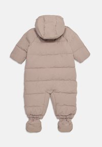 Warm, gevoerde beige baby sneeuwpak met een aangehechte capuchon, lange mouwen en bedekte voeten, getoond vanaf de achterkant op een witte achtergrond.