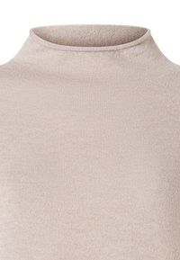 Jasnobeżowy golf wykonany z miękkiej, elastycznej tkaniny. Charakteryzuje się dopasowanym krojem i gładką fakturą oraz prążkowanym kołnierzem.