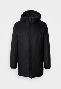 Zwarte winterjas met capuchon, voorzien van een ritssluiting aan de voorkant, twee ritszakken op de borst en een ritszak op de linker mouw, weergegeven op een witte achtergrond.