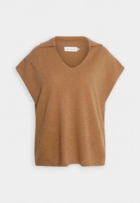 Top de malha na cor camelo com decote em V e mangas curtas e largas. Apresenta uma textura suave e um design de colarinho dobrado.