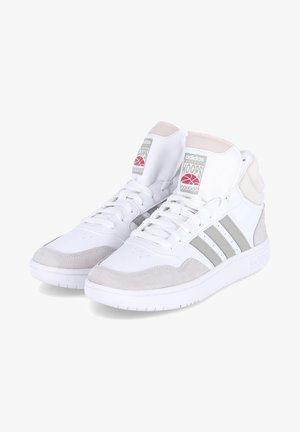 Sneaker alte bianche con accenti in suede grigio, caratterizzate da una tomaia in pelle liscia, tre strisce grigie e un logo sulla linguetta.