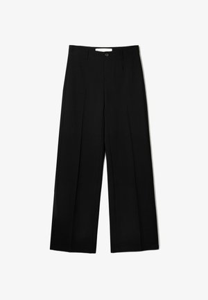 Črne hlače širokega kroja iz gladkega materiala z gumbom za zapiranje in skrbno šivanimi pregibi spredaj.