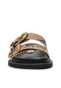 Åben tå sandal med et slangeskinds mønster i tan og brun. Har en markant guld spænde, sort indersål og stiksøm på ydersålen.