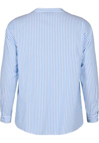 Camicia a maniche lunghe di colore azzurro chiaro con strisce verticali bianche. Presenta un colletto rotondo e polsini con bottoni, realizzata in un tessuto morbido.