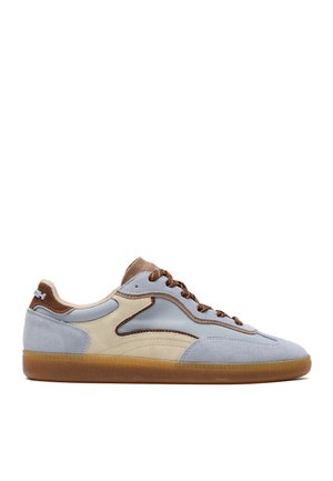 Low-Top-Sneaker mit beigefarbenen, hellblauen und braunen Wildleder- und Lederpaneelen, braunen Schnürsenkeln und einer Gummisohle.