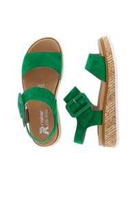 Zielone zamszowe sandały z szerokim paskiem, regulowanym klamrą i teksturowaną podeszwą z wplecionym wzorem.
