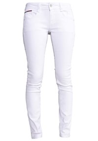 Jeans skiny de denim blanco con un diseño ajustado, que cuentan con un bolsillo frontal con costuras de acento rojas y un cierre con botón y cremallera estándar.
