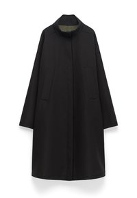 Cappotto nero con colletto alto, due tasche frontali e maniche lunghe. Tessuto liscio con una silhouette dritta, caratterizzato da un rivestimento interno verde.
