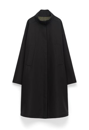 Czarny płaszcz z wysokim kołnierzem, dwoma przednimi kieszeniami i długimi rękawami. Gładka tekstura z prostą sylwetką, z zieloną podszewką.