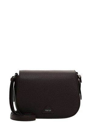 Sac bandoulière en cuir noir avec une finition texturée, rabat pliant et bandoulière réglable. Présente un logo triangulaire sur le devant.