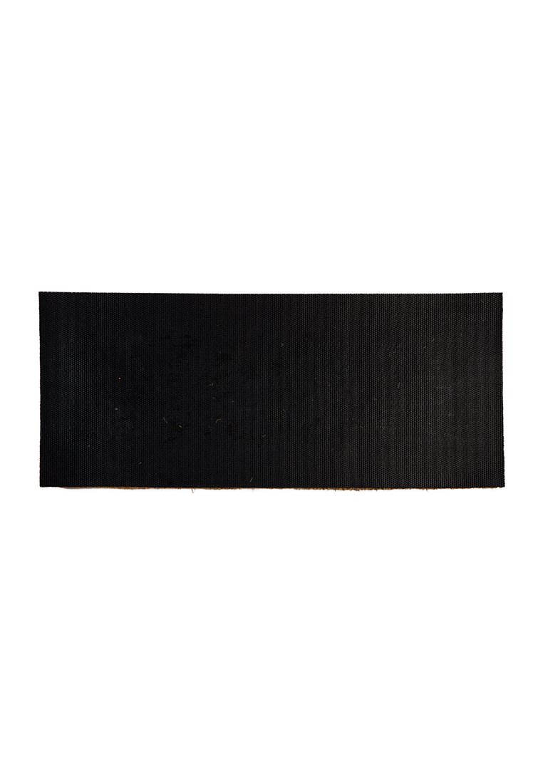 Schwarze Gummimatte mit strukturierter Oberfläche, rechteckig, 40 x 15 cm groß, mit einem leicht abgenutzten Rand und ohne sichtbare Muster.