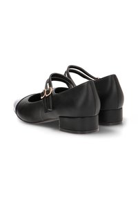 Zapatos de cuero negro con un tacón bajo y cuadrado, que presentan dos correas ajustables con hebillas doradas. Textura suave con diseño de puntera redonda.