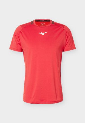Červené sportovní tričko s krátkým rukávem a kulatým výstřihem, s bílým logem Mizuno uprostřed na hrudi a tmavě červenými akcenty na ramenou.