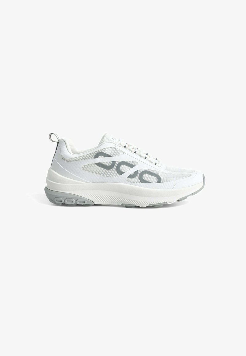 Weißer Sportschuh mit Mesh-Obermaterial, grauen Akzenten, runder Silhouette, strukturiertem Sohle und gepolstertem Fersenteil für zusätzliche Unterstützung.